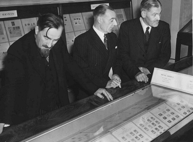 imperial airways pilot robert mcintosh centre in 1952 0886-0001